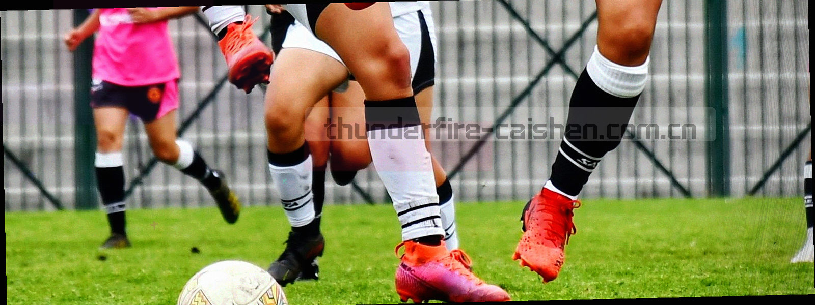 版本更新后对局环境重构的赛博朋克风格横版横幅，光轨穿越电竞竞技场